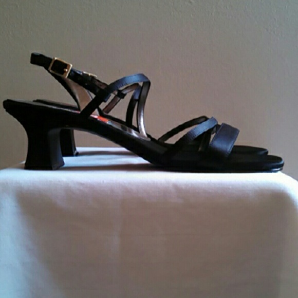 Kenneth Cole Reaction Black Sandals - Picture 3 of 4